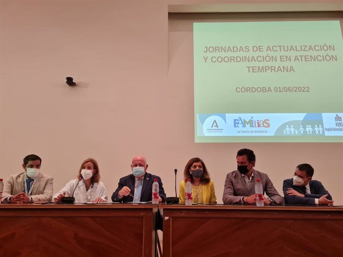 Aguirre (centro), en la inauguración de la jornada sobre Atención Infantil Temprana.