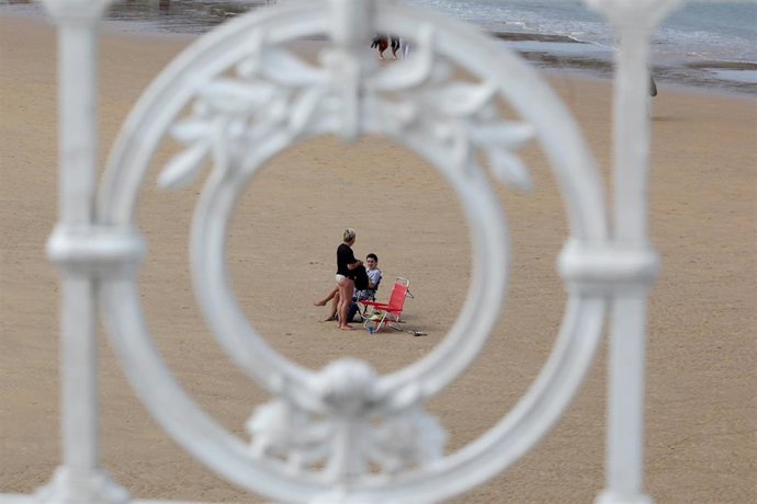 Archivo - Bañistas en la Playa de la Concha 