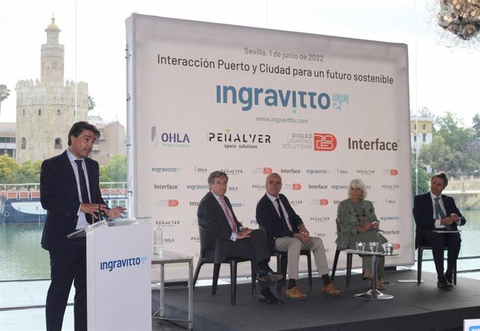 De izquierda a derecha, Raúl Tinoco de Ingravitto; Rafael Carmona, del Puerto de Sevilla; Antonio Muñoz, alcalde de Sevilla; Teófila Martínez, presidenta del Puerto de Cádiz, y el director general de Endesa en Andalucía, Rafael Sánchez Durán.