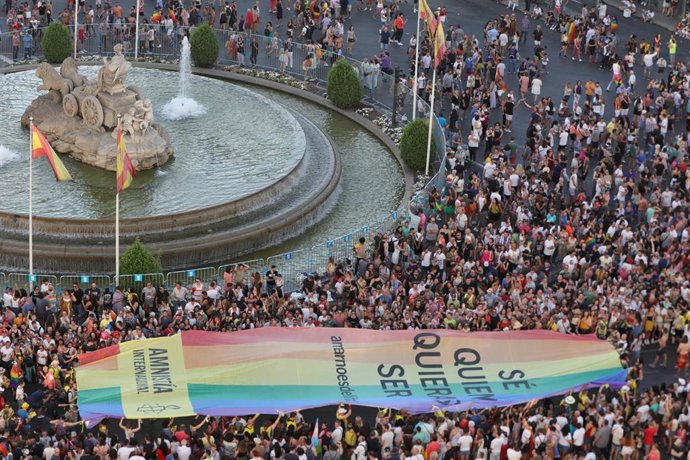 Archivo - Manifestación estatal del Orgullo LGTBI en Madrid a su paso por Cibeles.