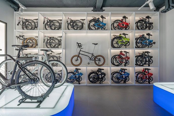 Interior tienda movilidad Go Blue en Valencia.