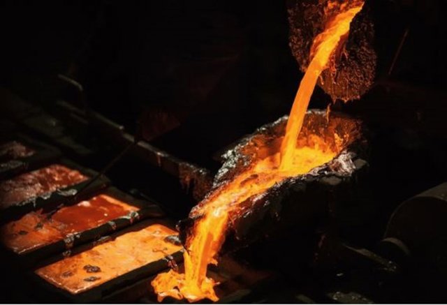 La investigación describe cómo los cristales microscópicos crecen y cambian de forma en los metales fundidos a medida que se enfrían.