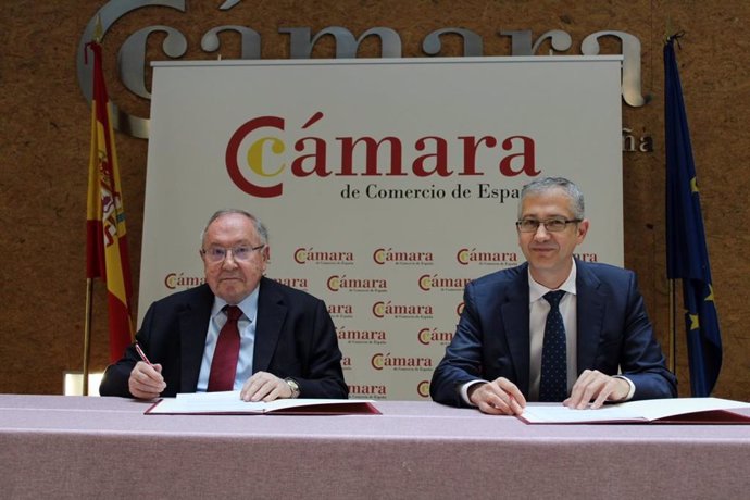 El presidente de la Cámara de Comercio de España, José Luis Bonet y el gobernador del Banco de España, Pablo Hernández de Cos, han firmado un acuerdo de colaboración entre ambas instituciones.