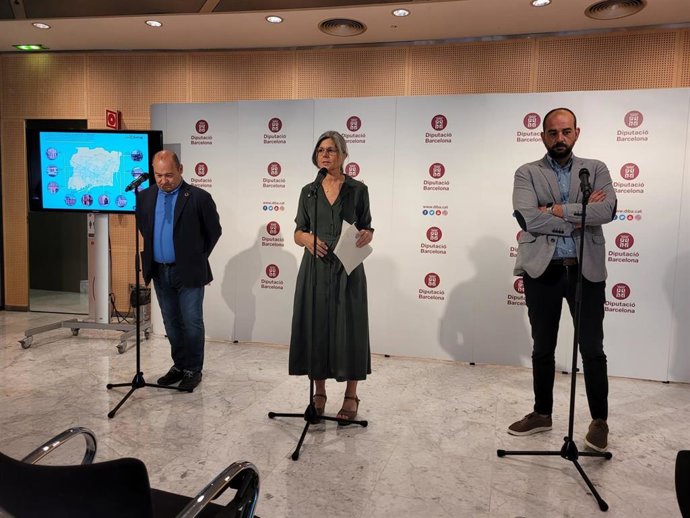 La vicepresidenta segunda de la Diputación de Barcelona, Carmela Fortuny, y los diputados Carles Ruiz y Xesco Gomar