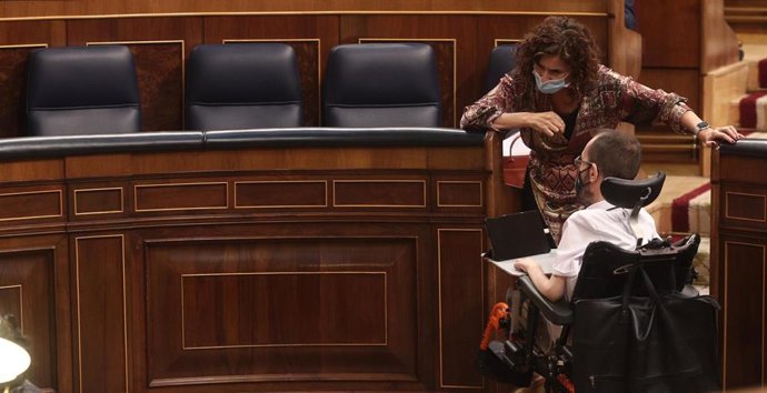 Archivo - La ministra portavoz y de Hacienda, María Jesús Montero, conversa con el portavoz de Unidas Podemos en el Congreso, Pablo Echenique, en una sesión plenaria