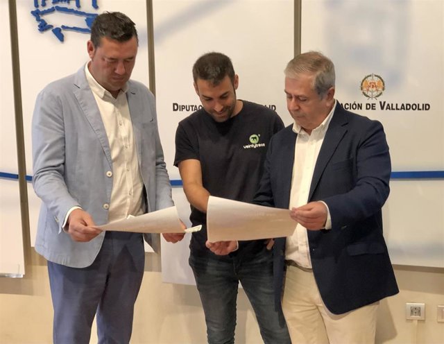 De izquierda a derecha: el diputado de Deportes y Juventud, Javier González, Carlos Fernández, de Veintytress, y el alcalde de San Martín de Valvení, Antonio Ibáñez, en la presentación de la segunda edición de las Rutas de Piraguas.