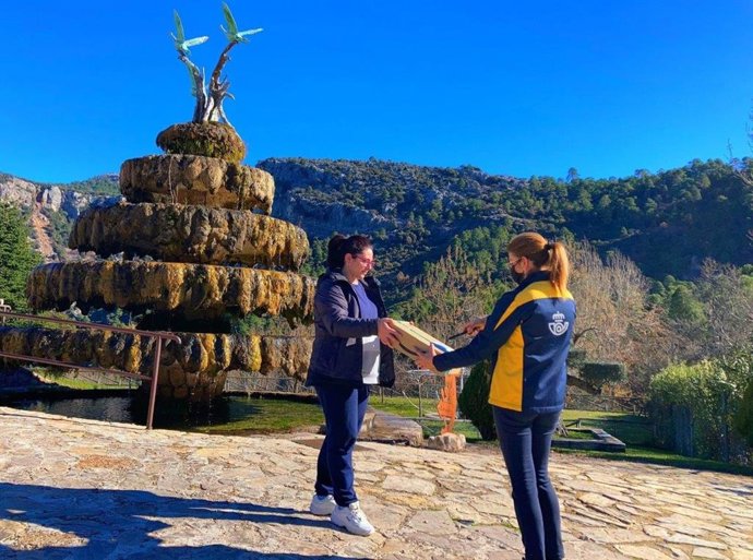 Más de 760 carteros y carteras rurales de Andalucía ya prestan nuevos servicios de Correos en la puerta de casa.