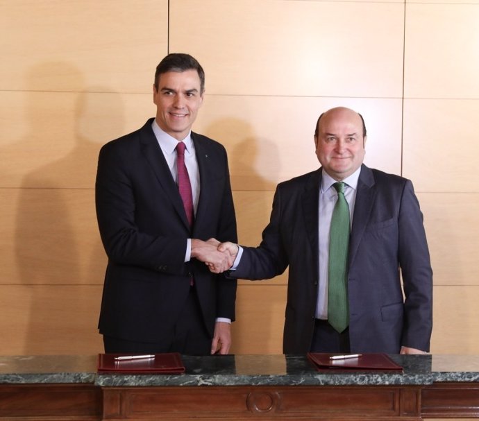 Archivo - El presidente Pedro Sánchez y el líder del PNV, Andoni Ortuzar, durante la firma del acuerdo de investidura en Madrid