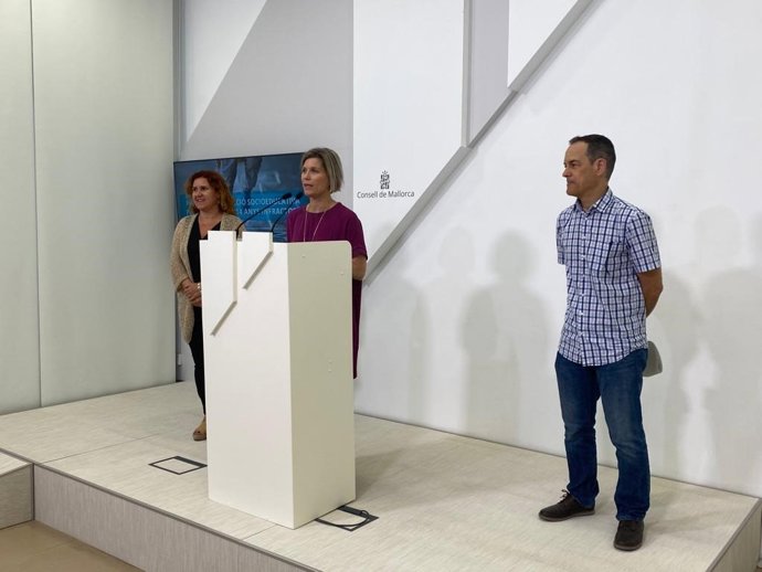 La presidenta del IMAS, Sofia Alonso, la directora insular de Infancia y Familia, Mari Ángeles Fernández, y el director educativo de la asociación GREC, Sebasti Gibert.