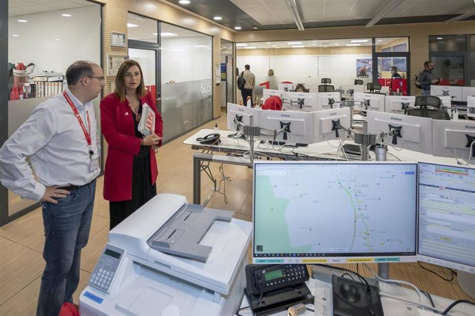 La consejera de Presidencia, Paula Fernández, visita el 112 con motivo de la instauración del sistema AML