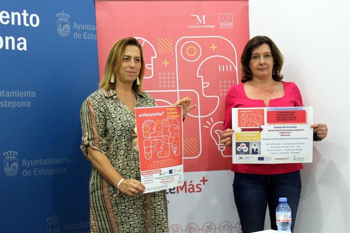 Estepona acogerá cuatro itinerarios formativos para facilitar la inserción laboral de 60 desempleados. En la imagen la diputada provincial Esperanza González y la concejala en Estepona Begoña Ortiz.