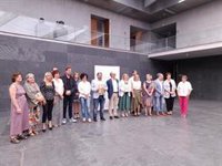 La comisión de Salud del Parlamento de Navarra recibe el galardón 'Embajadores y embajadoras de la EPOC'