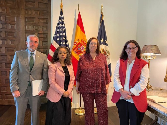 Represenantes de la AVT se reúnen con la embajadora de EEUU en España, Julissa Reynoso