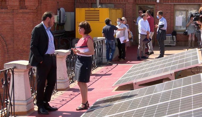 El alcalde de Valladolid, Óscar Puente, y la concejal de Medio Ambiente, María Sánchez, junto a las placas solares instaladas en la azotea de la Casa Consistorial.