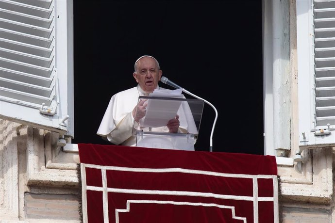 Archivo - 13 February 2022, Vatican, Vatican City: Pope Francis delivers the Sunday Angelus prayer from the window of the Apostolic Palace overlooking St. Peter's Square in Vatican City. Photo: Evandro Inetti/ZUMA Press Wire/dpa