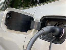 Las ventas de vehículos electrificados crecen casi un 12% en mayo, hasta 8.454 unidades Archivo - Imagen de recurso de un vehículo eléctrico cargando