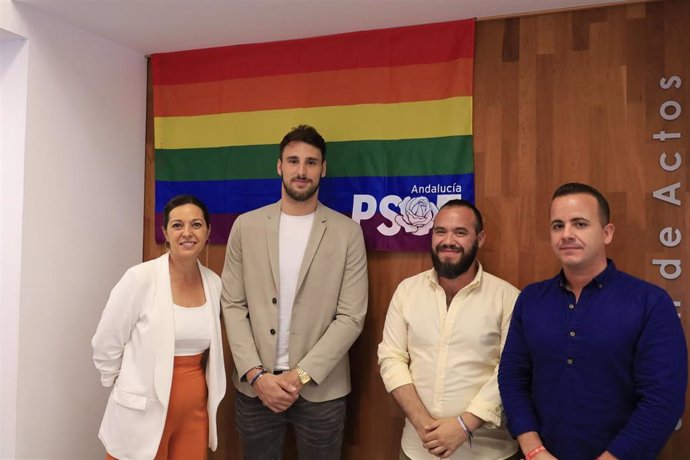 Ambrosio, junto a Gutiérrez y Rosado, en la sede del PSOE de Córdoba.