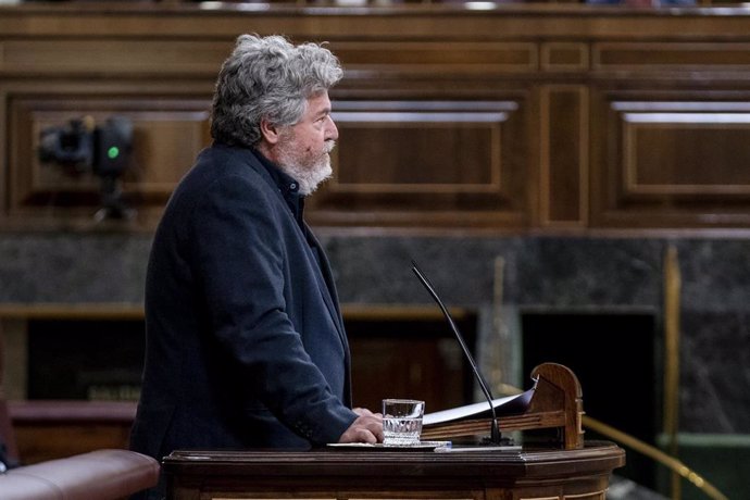 Archivo - El coordinador de Alianza Verde y diputado de Unidas Podemos, Juantxo López de Uralde, interviene en una sesión plenaria extraordinaria en el Congreso de los Diputados, a 25 de enero de 2022, en Madrid (España).