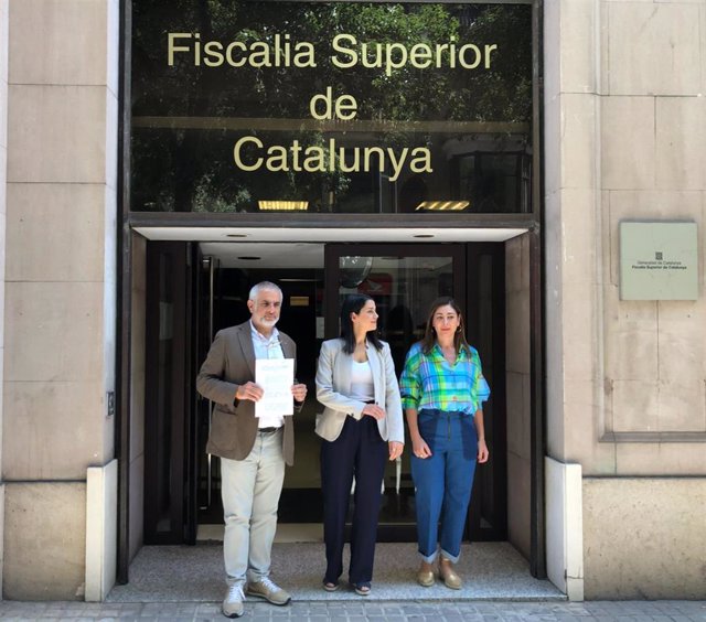 El líder de Cs en Catalunya, Carlos Carrizosa; la líder de Cs, Inés Arrimadas; y la presidenta de Cs en el Ayuntamiento de Barcelona, luz Guilarte, ante Fiscalía, a 1 de junio de 2022.