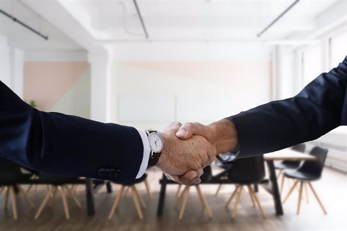 Representación de un empleado y un empleador durante una entrevista de trabajo.