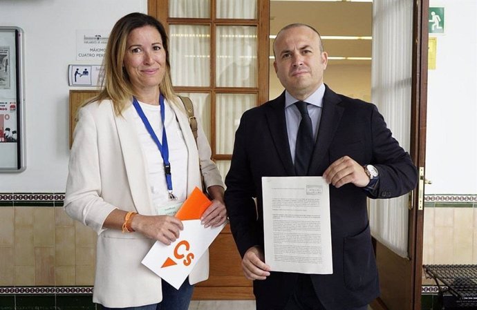 El cabeza de lista de Ciudadanos (Cs) por Huelva a las elecciones andaluzas, Julio Díaz, entregar en el Registro del Parlamento un escrito sobre Giahsa.