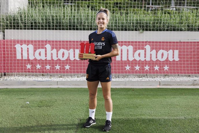 Claudia Zornoza recibiendo el premio Jugadora Cinco Estrellas de la temporada 21/22 del Real Madrid