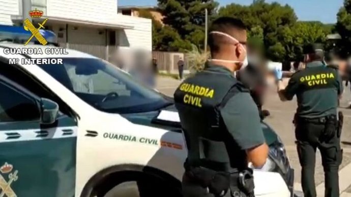 Agentes de la Guardia Civil durante un control.