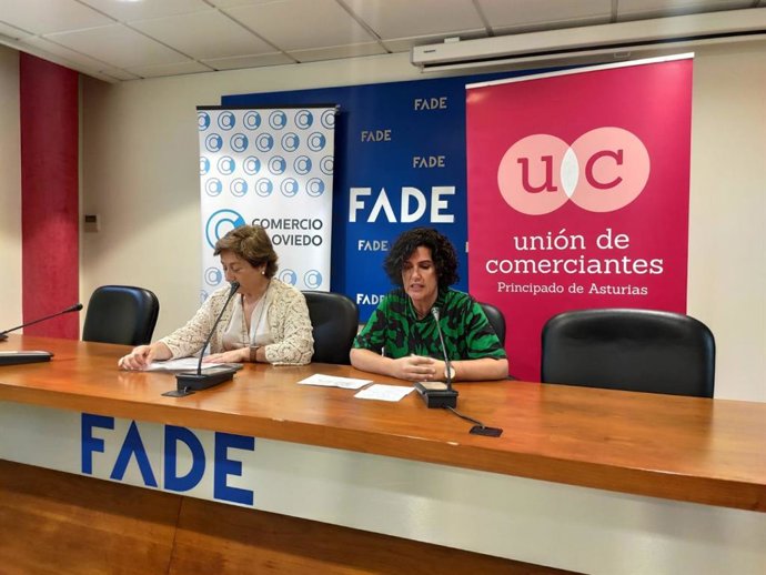La presidenta de la Unión de Comerciantes, Sara Menéndez, y la gerente de la Unión en Gijón, Carmen Moreno, en rueda de prensa.