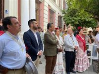 Ofrenda floral de la Diputación de Sevilla a la hermandad del Salvador a su paso por la Casa de la Provincia