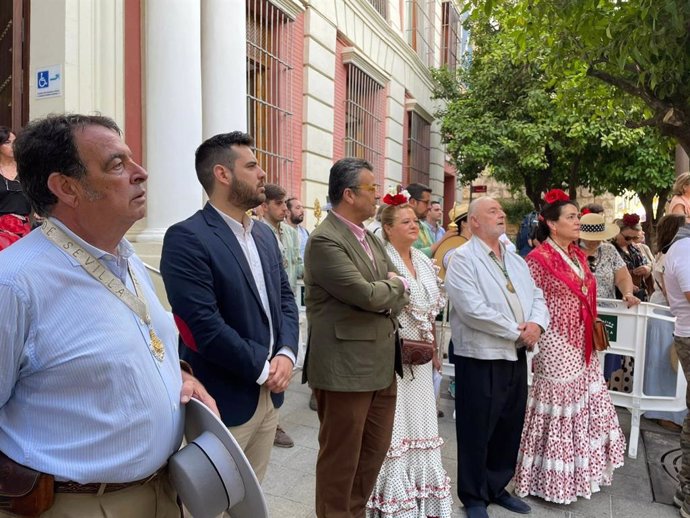 Recibimiento de la Diputación a la hermandad del Rocío de Sevilla a su paso por la Casa de la Provincia.