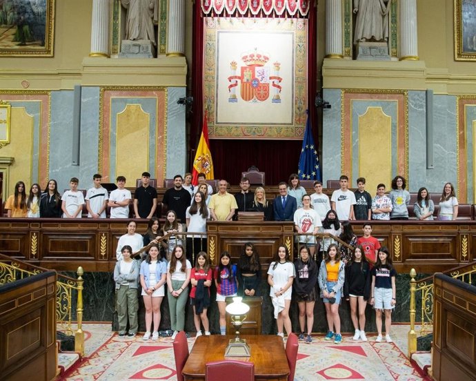 Las niñas y niños ganadores del concurso de redacción sobre la Constitución visitan el Congreso y el Senado