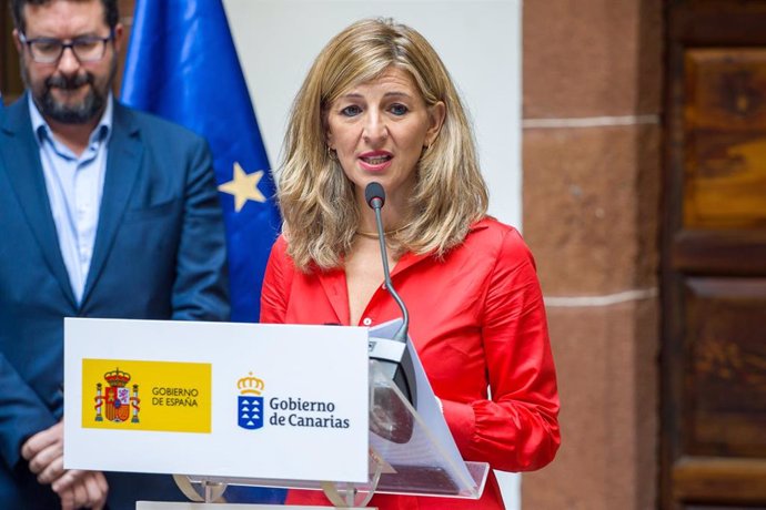 La vicepresidenta segunda y ministra de Trabajo y Economía Social, Yolanda Díaz; comparece ante los medios tras la firma del protocolo del Plan Integral de Empleo de Canarias, en el Palacio de Salazar de Santa Cruz de La Palma, a 1 de junio de 2022, en 