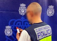 Detenidas tres personas por asaltar con un espray a una mujer cuando ingresaba dinero en un cajero