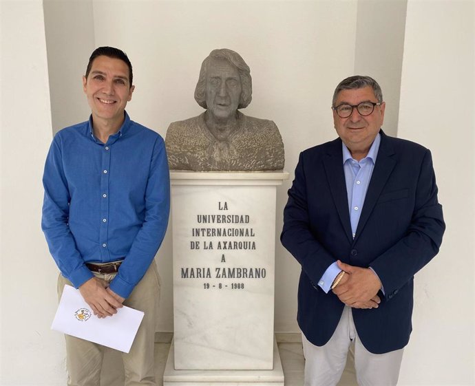 Luis Ortega y Antonio Moreno Ferrer informan de las becas concedidas a estudiantes para investigar sobre la pensadora María Zambrano.