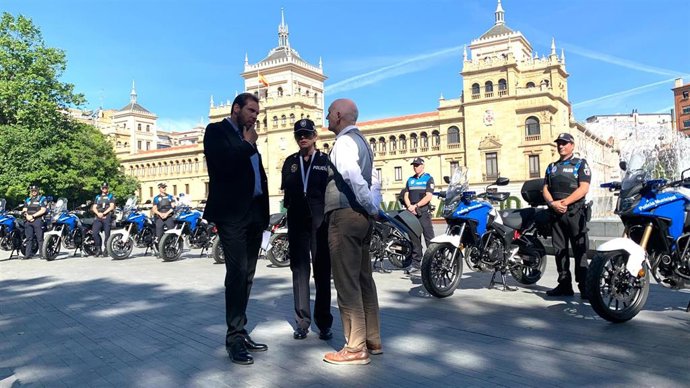 Óscar Puente, la jefa de Policía Municipal, Julia González Calleja, y el concejal de Salud Pública y Seguridad Ciudadana, Alberto Palomino.