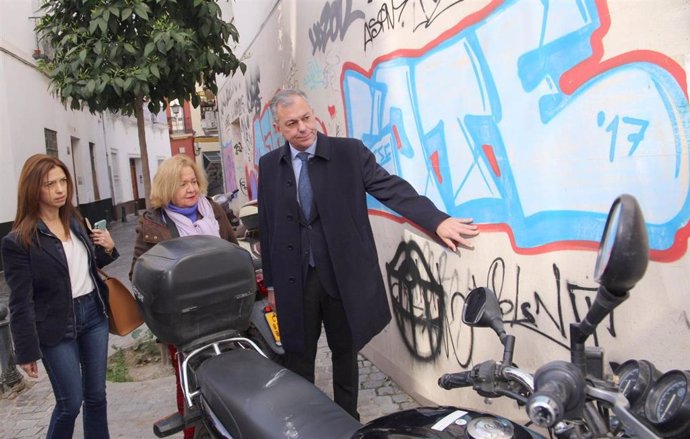 Archivo - El candidato a la Alcaldía del PP de Sevilla, José Luis Sanz, muestra un grafiti en la ciudad, en foto de archivo-