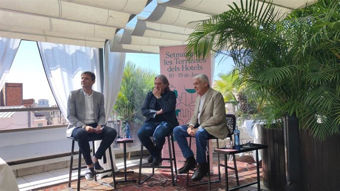 El concejal de Turismo e Industrias Creativas, Xavier Marcé, y el presidente del Gremi d'Hotels de Barcelona, Jordi Clos, presentan la décima edición de la Semana de las Terrazas.