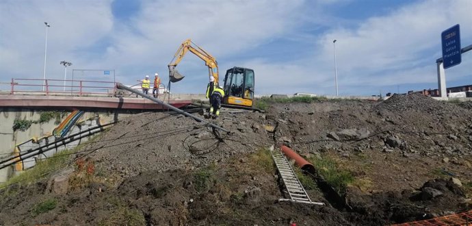 Acceso a Barakaldo donde se han desprendido las farolas.