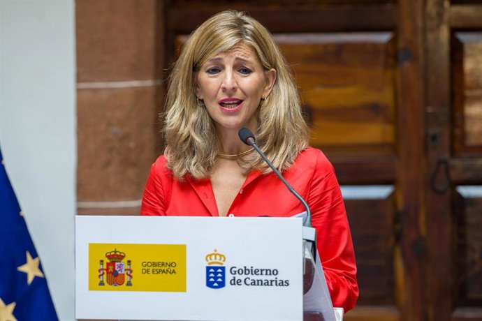 La vicepresidenta segunda y ministra de Trabajo, Yolanda Díaz; comparece ante los medios tras la firma del protocolo del Plan Integral de Empleo de Canarias, a 1 de junio de 2022, en La Palma de Gran Canaria, Canarias (España). 