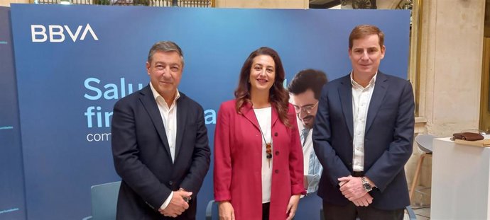 El chef Joan Roca, el director de desarrollo de negocio para BBVA en España, Gonzalo Rodríguez, y la doctora en psicología clínica, Laura Rojas Marcos, en un encuentro en Bilbao sobre salud financiera