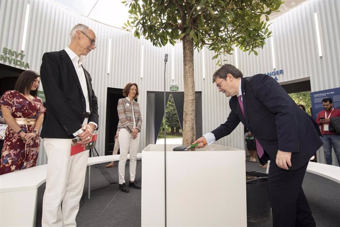 El alcalde de Bilbao, Juan Mari Aburto, planta un árbol como parte de la instalación Mandala Lab en el Paque de Doña Casilda, en el marco de la cumbre The Wellbeing Summit for Social Change.