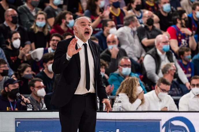 Archivo - El entrenador del Real Madrid, Pablo Laso, durante el partido ante el Bara de la Liga Endesa 2021-2022 en el Palau Blaugrana.