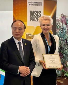 La directora de Andalucia Emprende, Rosa Siles, junto al secretario general de la Union Internacional de Telecomunicaciones, Oulin Zhao