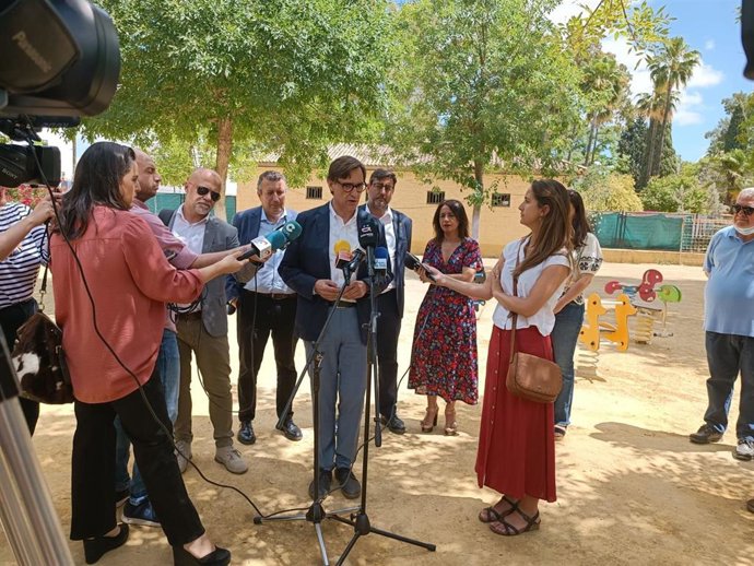 El primer secretario del PSC, Salvador Illa, atiende a los medios en Utrera (Sevilla).