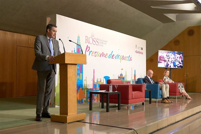 El director gerente de la ROSS, Pedro Vázquez, presenta la temporada acompañado del alcalde de Sevilla, Antonio Muñoz, y la secretaria de Innovación, Cultura y Patrimonio Histórico de la Junta de Andalucía María del Mar Sánchez Estrella.
