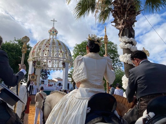 La Hermandad Matriz de Almonte (Huelva) celebra la Misa de Romeros antes de iniciar el camino.