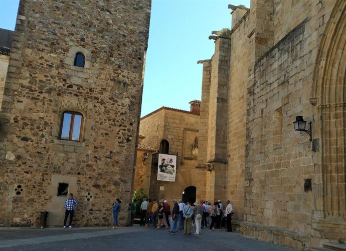 Turistas en la parte antigua de Cáceres