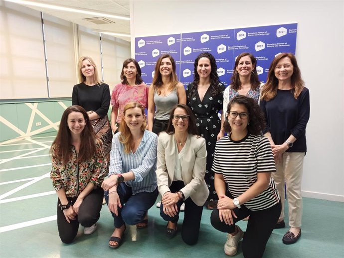 Las diez participantes en el programa 'To the mothers of science' del Bist