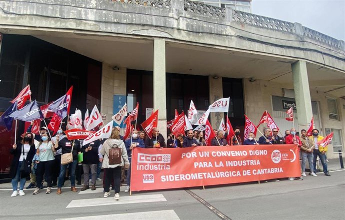 Concentración de los trabajadores del metal ante la patronal Pymetal
