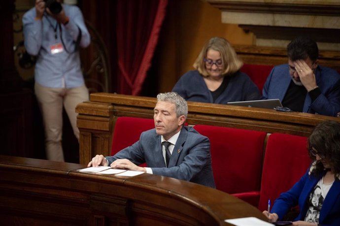 El conseller de Educación de la Generalitat, Josep González-Cambray, durante una sesión plenaria, en el Parlament de Cataluña, a 25 de mayo de 2022, en Barcelona, Cataluña (España). 